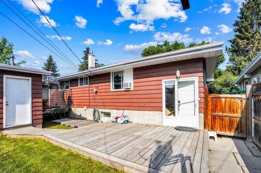 MLS® A2255033 - 1447 Northmount Drive NW in Brentwood Calgary, Residential