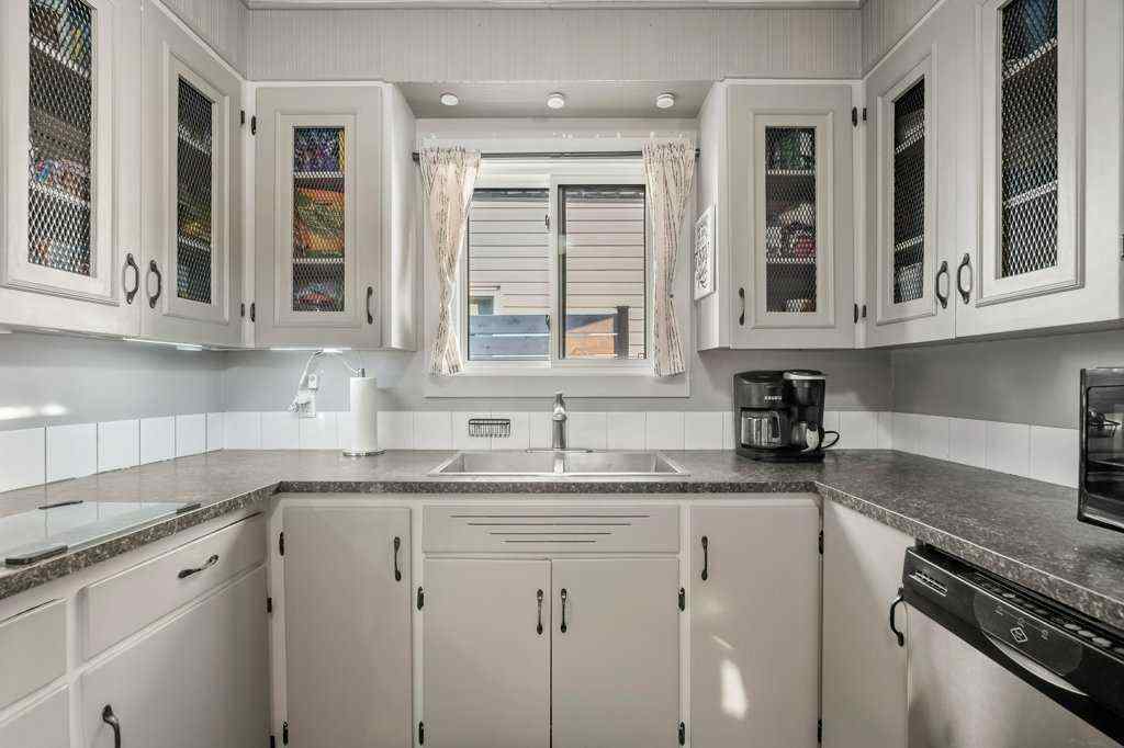 MLS® A2255036 - 7815 36 Avenue NW in Bowness Calgary, Residential