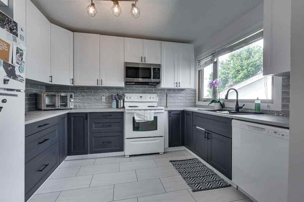 MLS® A2255085 - 4912 39 Street  in Central Innisfail Innisfail, Residential