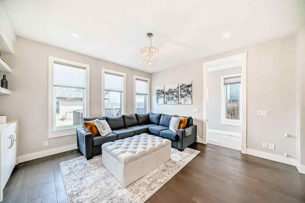 MLS® A2255093 - 2808 39 Street SW in Glenbrook Calgary, Residential