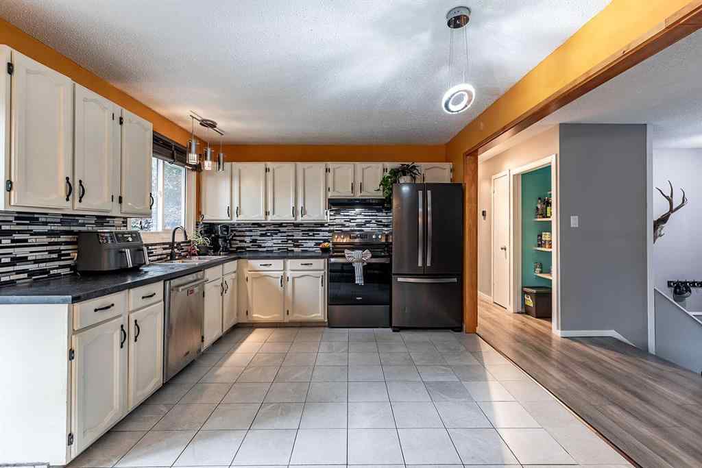 MLS® A2255148 - 15 Ross Haven Avenue SE in Ross Glen Medicine Hat, Residential