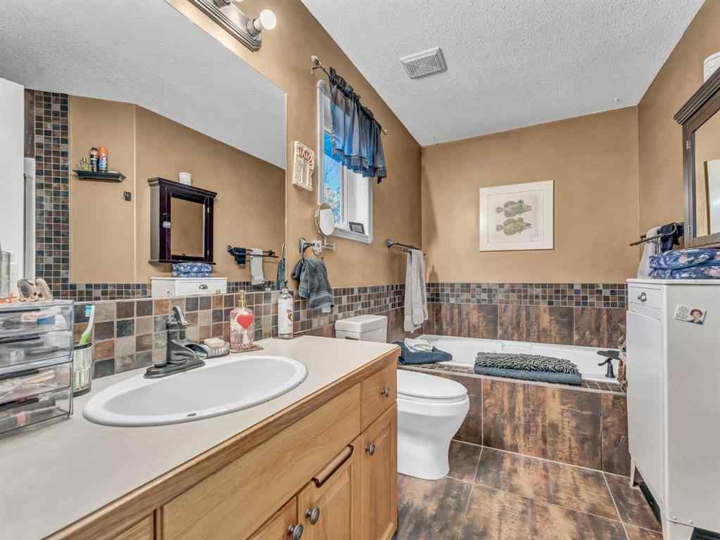 MLS® A2255174 - 12 Sunrise Court SW in SW Southridge Medicine Hat, Residential