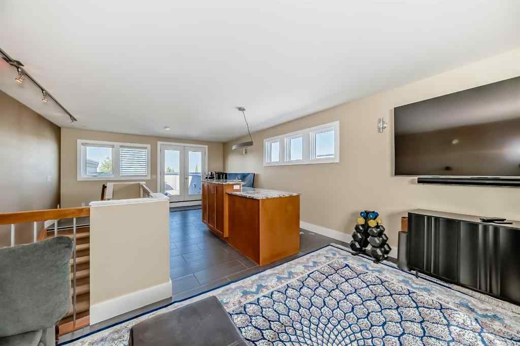 MLS® A2255175 - 2031 28 Avenue SW in South Calgary Calgary, Residential