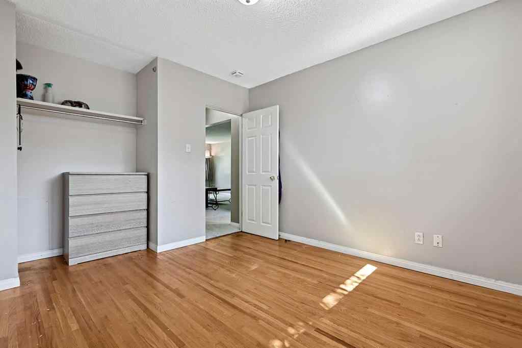 MLS® A2255221 - 3122 42 Street SW in Glenbrook Calgary, Residential