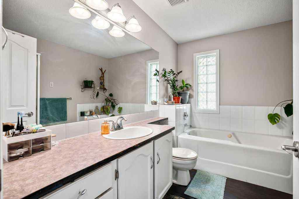 MLS® A2255248 - 1926/1928 32 Street SW in Killarney/Glengarry Calgary, Multi-Family
