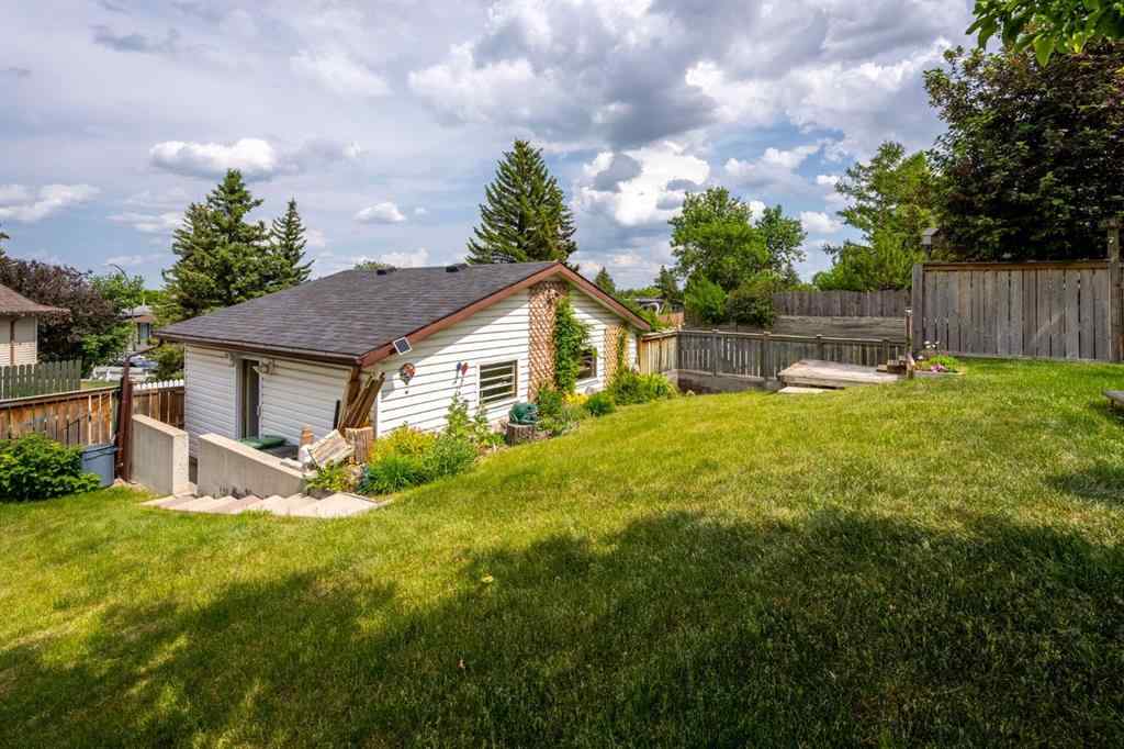 MLS® A2255272 - 4 Beddington Way NE in Beddington Heights Calgary, Residential