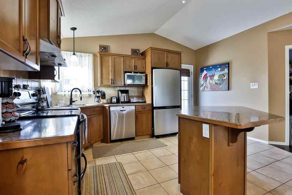 MLS® A2255286 - 122 Tartan Boulevard W in West Highlands Lethbridge, Residential