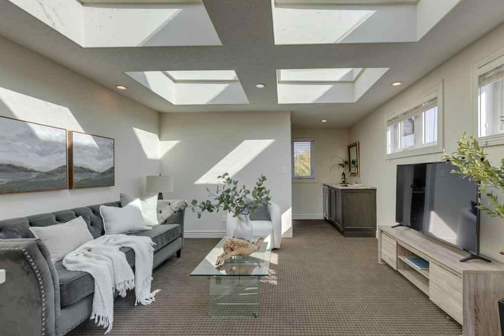 MLS® A2255369 - 1764 6 Avenue NW in Hillhurst Calgary, Residential
