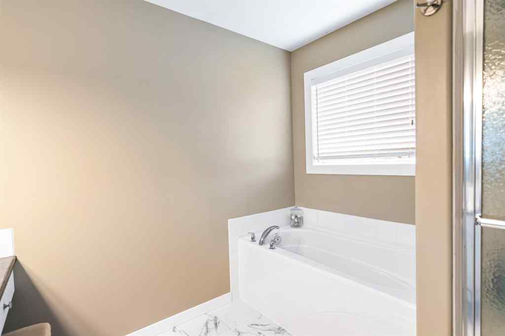 MLS® A2255373 - 5215 55 Avenue  in NONE Eckville, Residential