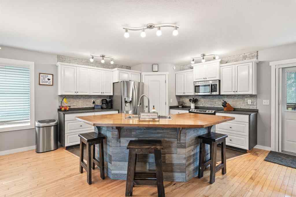 MLS® A2255373 - 5215 55 Avenue  in NONE Eckville, Residential