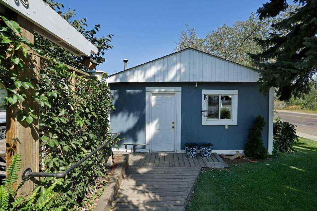 MLS® A2255392 - 4 spruce Avenue W in Sunnylea Brooks, Residential