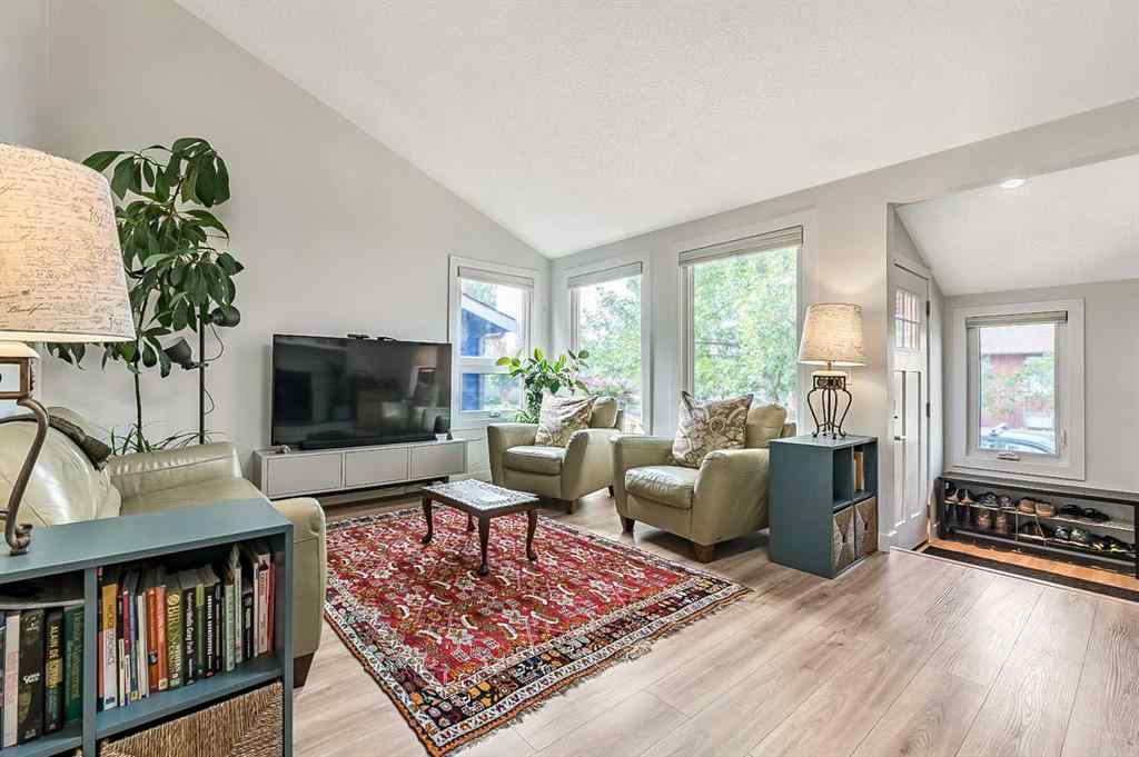 MLS® A2255468 - 4004 46 Street SW in Glamorgan Calgary, Residential