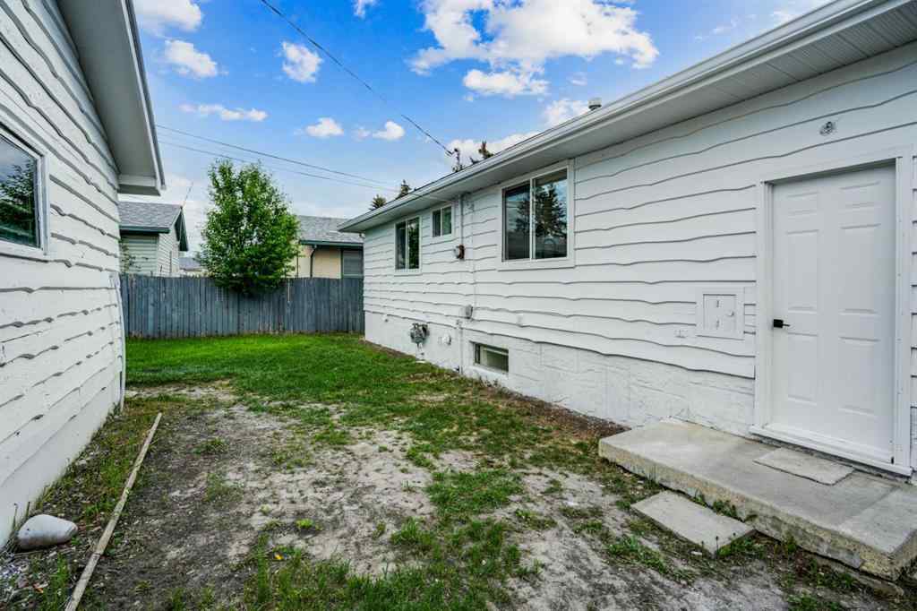 MLS® A2255471 - 264 Penbrooke Close SE in Penbrooke Meadows Calgary, Residential