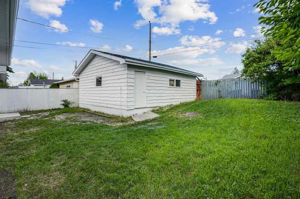 MLS® A2255471 - 264 Penbrooke Close SE in Penbrooke Meadows Calgary, Residential