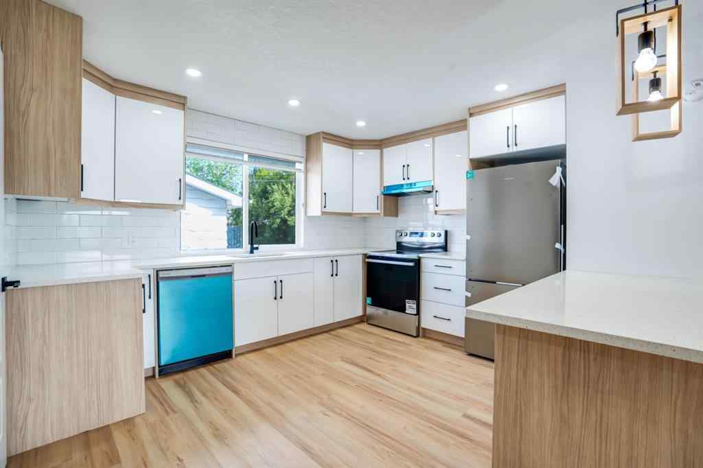 MLS® A2255471 - 264 Penbrooke Close SE in Penbrooke Meadows Calgary, Residential