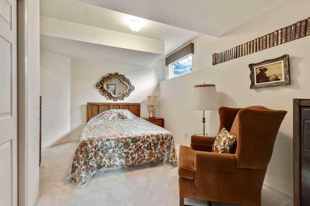MLS® A2255489 - 2922 Signal Hill Drive SW in Signal Hill Calgary, Residential