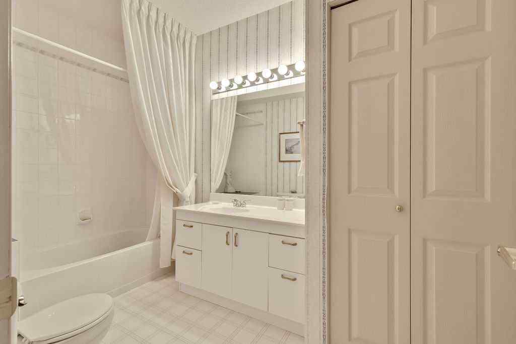 MLS® A2255489 - 2922 Signal Hill Drive SW in Signal Hill Calgary, Residential
