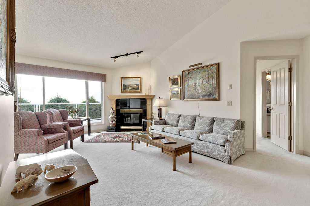 MLS® A2255489 - 2922 Signal Hill Drive SW in Signal Hill Calgary, Residential