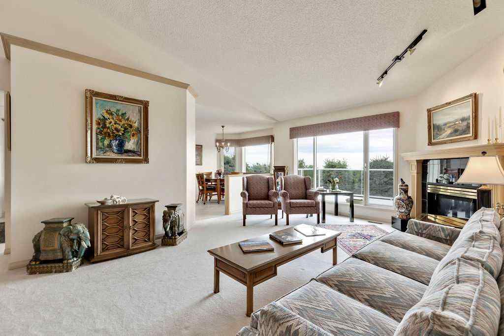 MLS® A2255489 - 2922 Signal Hill Drive SW in Signal Hill Calgary, Residential