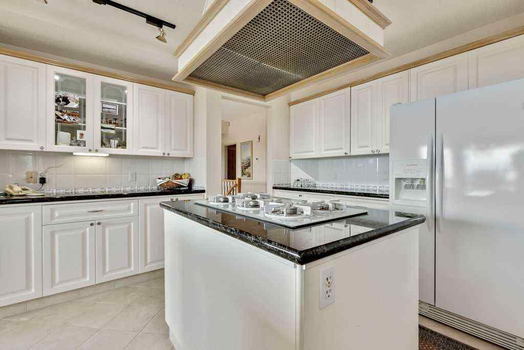 MLS® A2255489 - 2922 Signal Hill Drive SW in Signal Hill Calgary, Residential