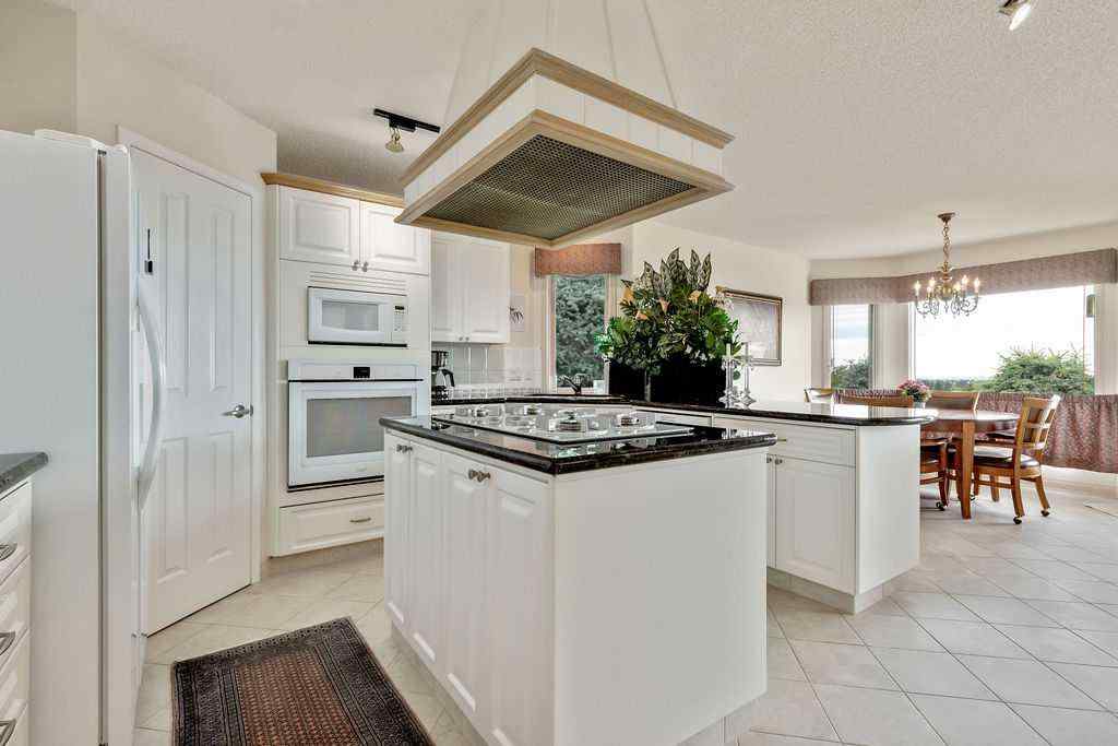 MLS® A2255489 - 2922 Signal Hill Drive SW in Signal Hill Calgary, Residential