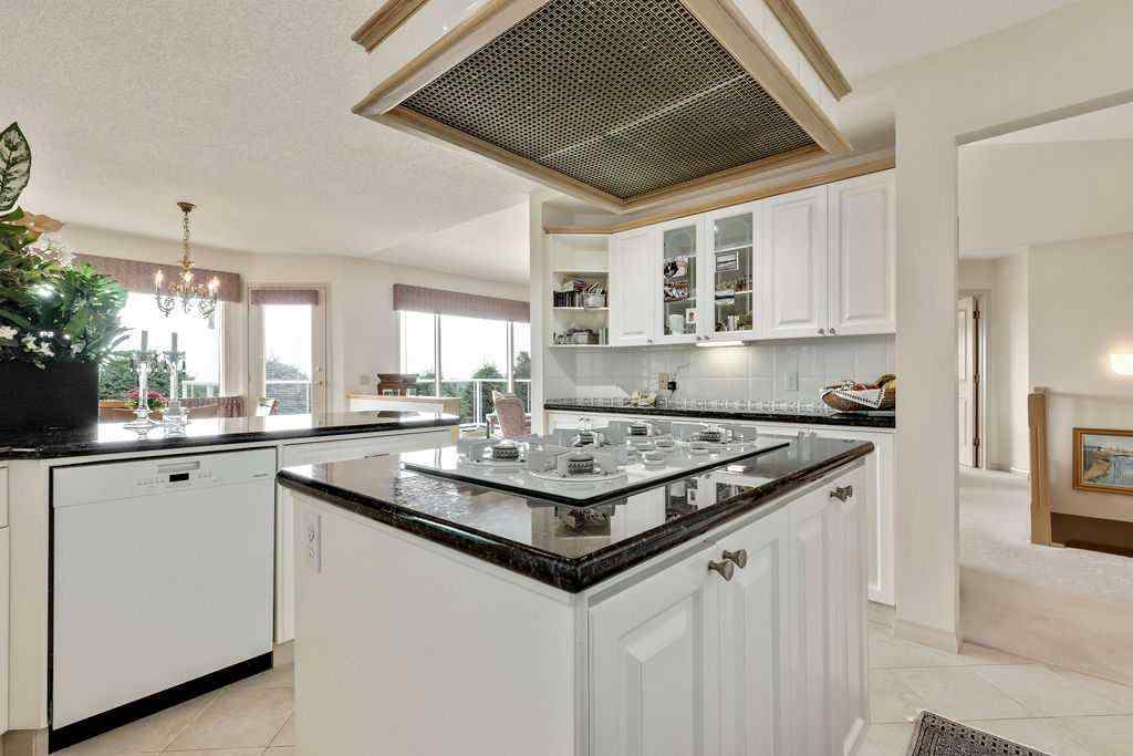 MLS® A2255489 - 2922 Signal Hill Drive SW in Signal Hill Calgary, Residential