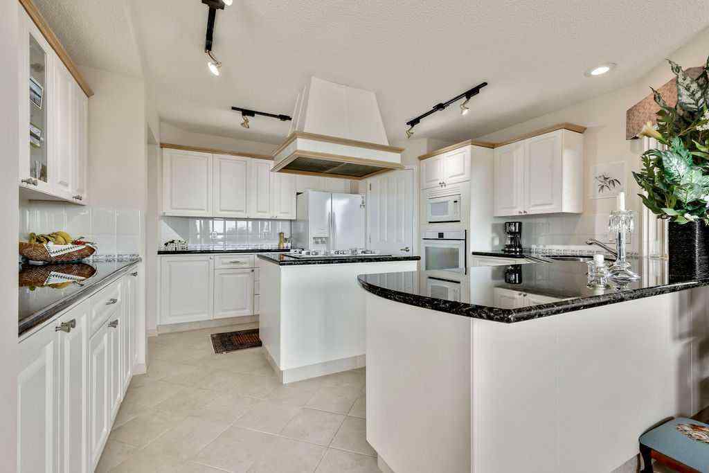 MLS® A2255489 - 2922 Signal Hill Drive SW in Signal Hill Calgary, Residential