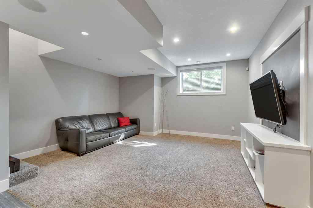 MLS® A2255562 - 220 21 Avenue NW in Tuxedo Park Calgary, Residential