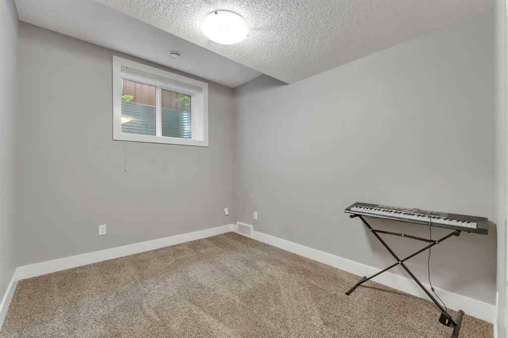 MLS® A2255562 - 220 21 Avenue NW in Tuxedo Park Calgary, Residential