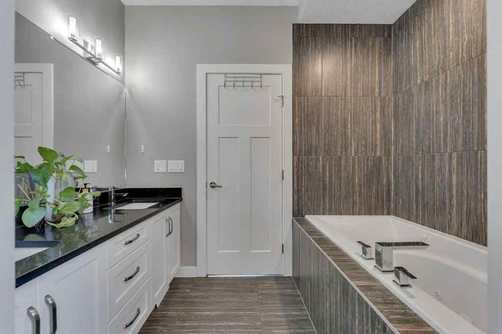 MLS® A2255562 - 220 21 Avenue NW in Tuxedo Park Calgary, Residential