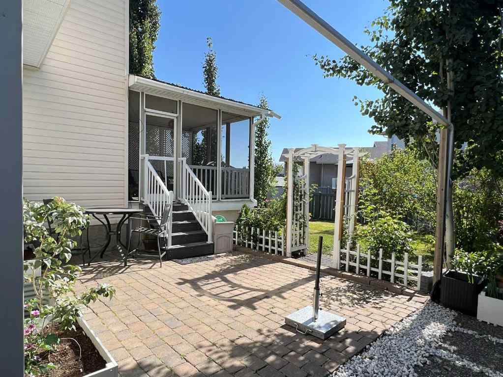 MLS® A2255599 - 9209 129 Avenue  in Crystal Lake Estates Grande Prairie, Residential