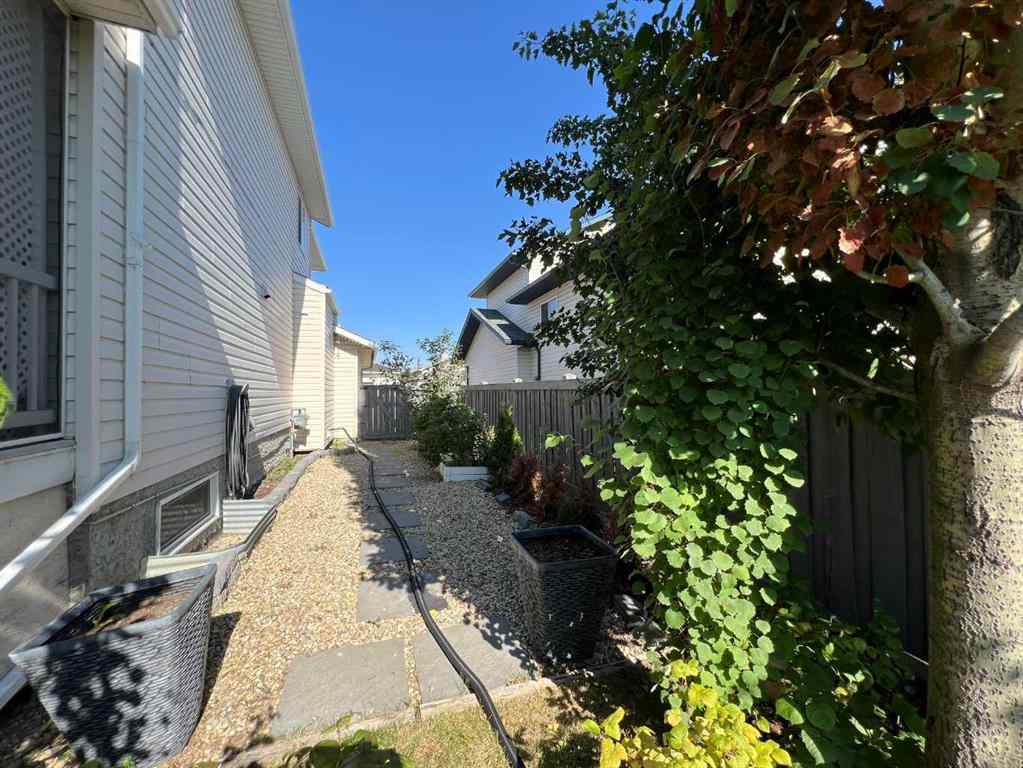 MLS® A2255599 - 9209 129 Avenue  in Crystal Lake Estates Grande Prairie, Residential