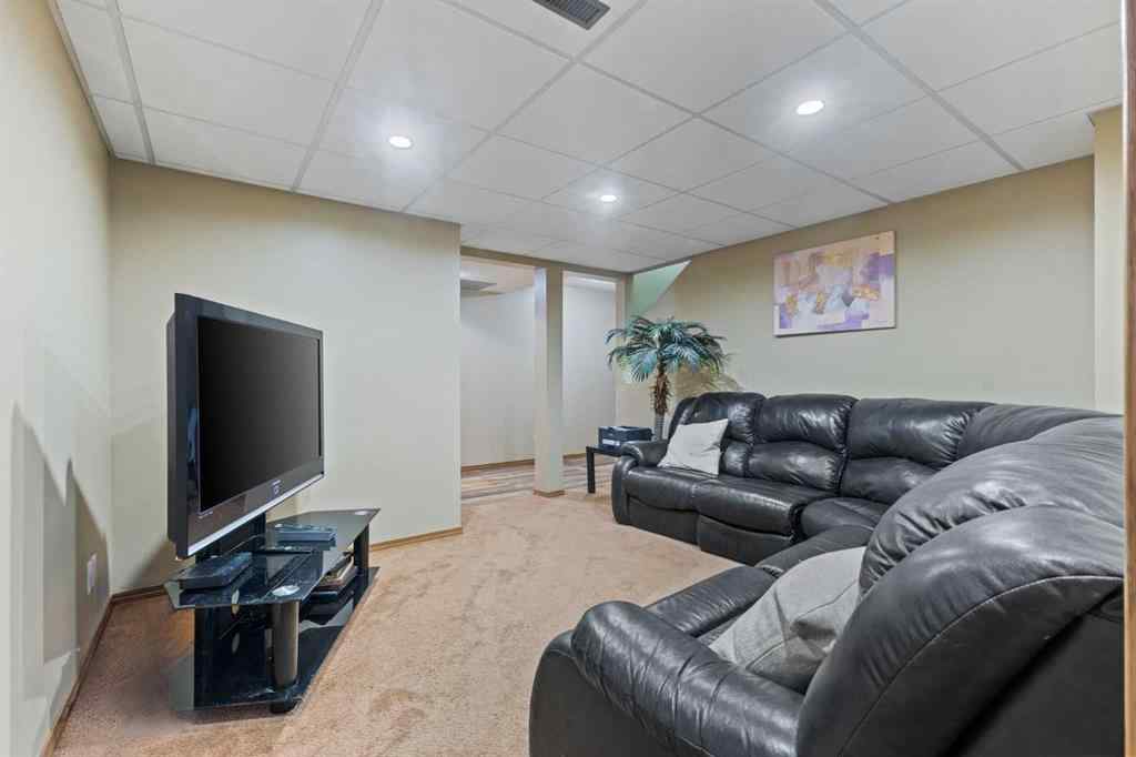 MLS® A2255646 - 933 Applewood Drive SE in Applewood Park Calgary, Residential