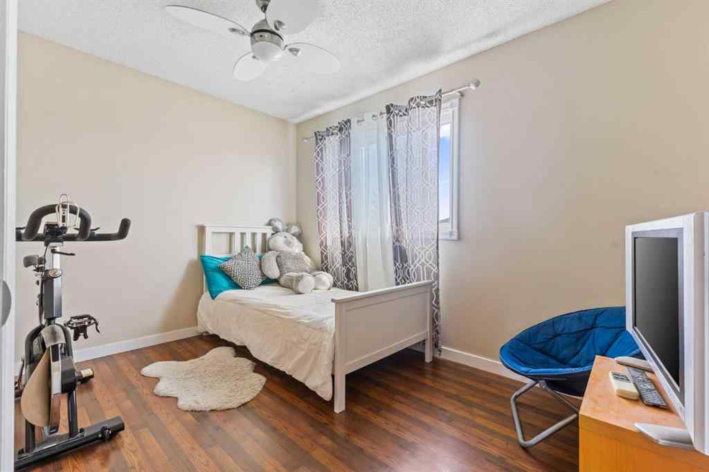 MLS® A2255646 - 933 Applewood Drive SE in Applewood Park Calgary, Residential