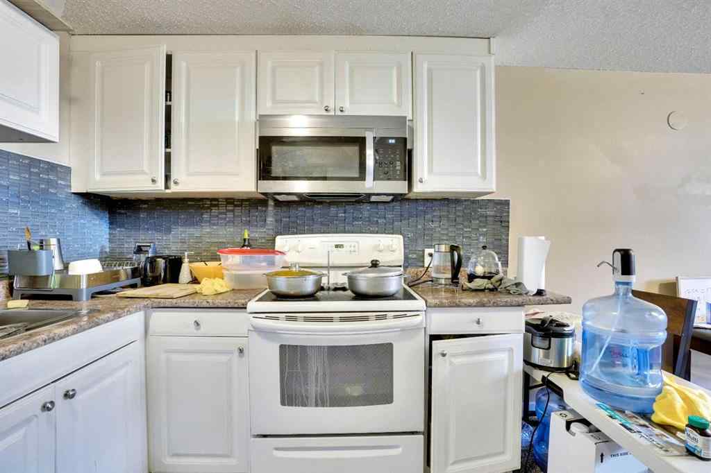 MLS® A2255742 - 3632 39 Street NE in Whitehorn Calgary, Residential