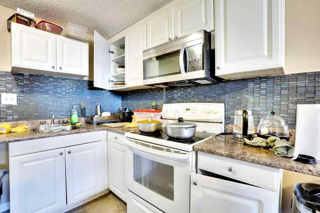 MLS® A2255742 - 3632 39 Street NE in Whitehorn Calgary, Residential