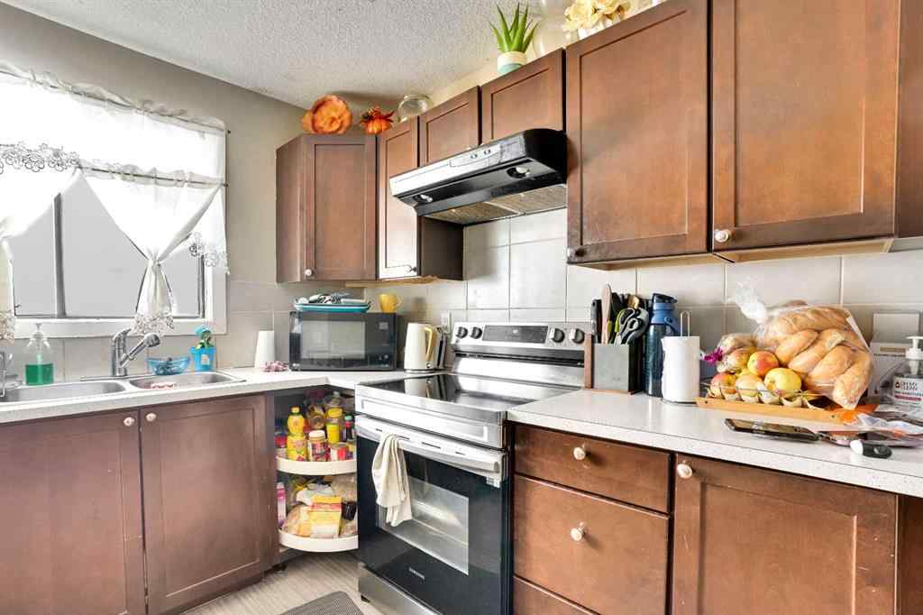 MLS® A2255742 - 3632 39 Street NE in Whitehorn Calgary, Residential