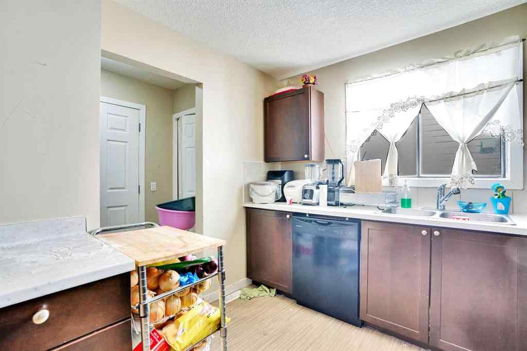 MLS® A2255742 - 3632 39 Street NE in Whitehorn Calgary, Residential