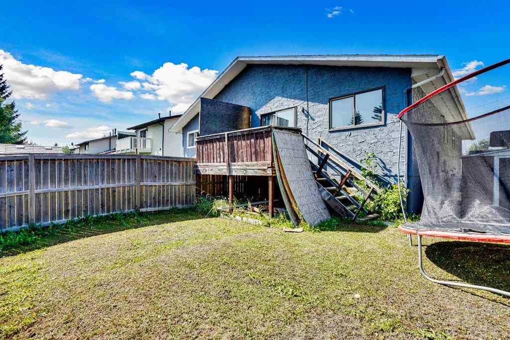 MLS® A2255742 - 3632 39 Street NE in Whitehorn Calgary, Residential