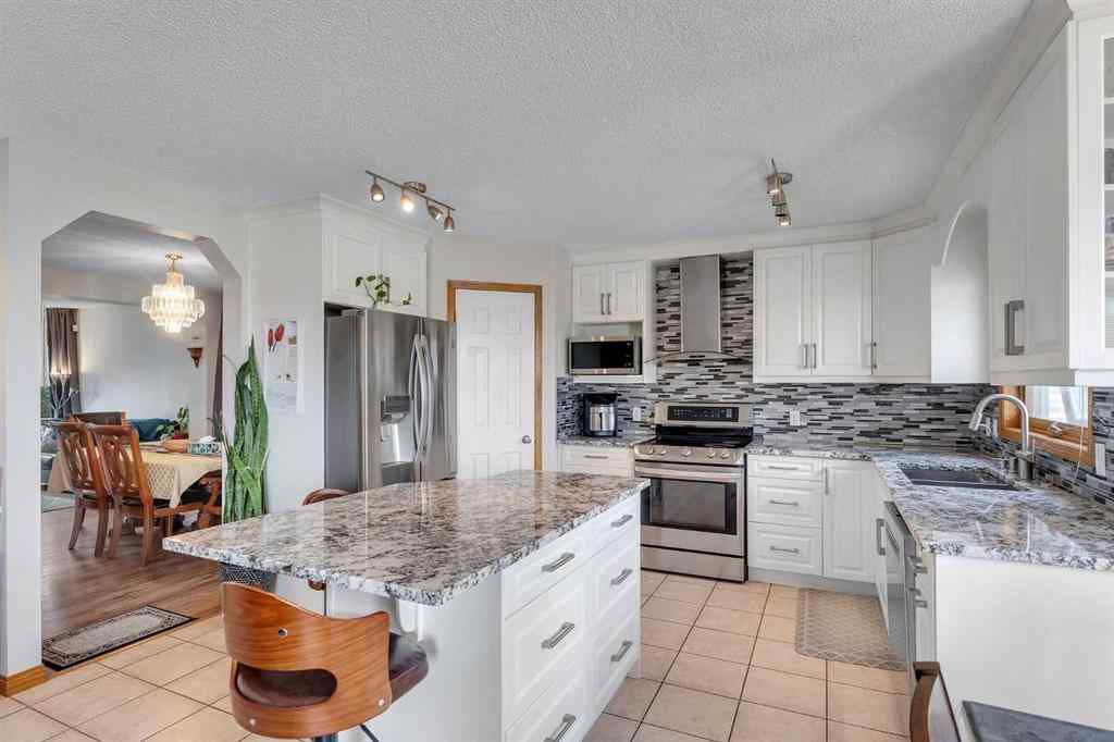 MLS® A2255755 - 220 Edgeridge Gardens NW in Edgemont Calgary, Residential