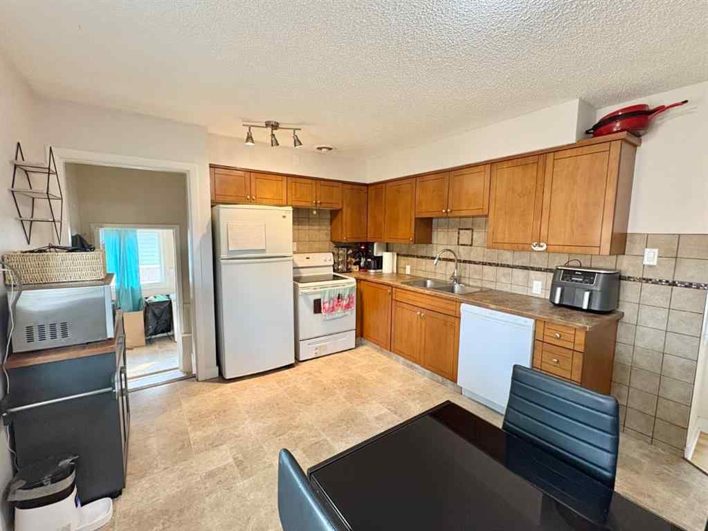 MLS® A2255769 - 1011 10 Avenue N in St Edwards Lethbridge, Residential