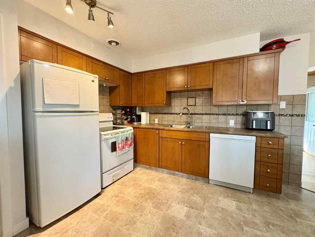 MLS® A2255769 - 1011 10 Avenue N in St Edwards Lethbridge, Residential