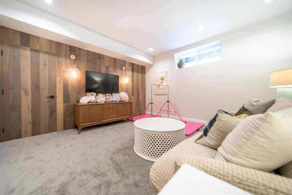 MLS® A2255819 - 3731 43 Street SW in Glenbrook Calgary, Residential