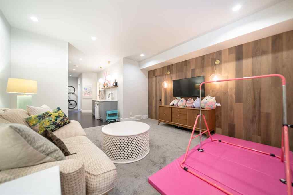 MLS® A2255819 - 3731 43 Street SW in Glenbrook Calgary, Residential