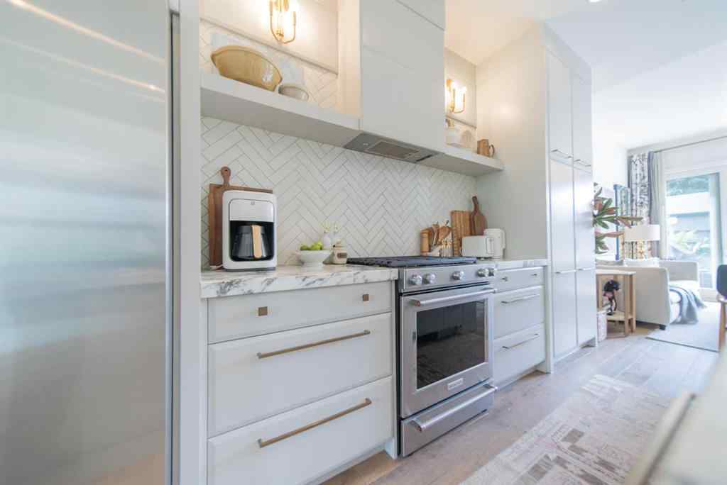 MLS® A2255819 - 3731 43 Street SW in Glenbrook Calgary, Residential