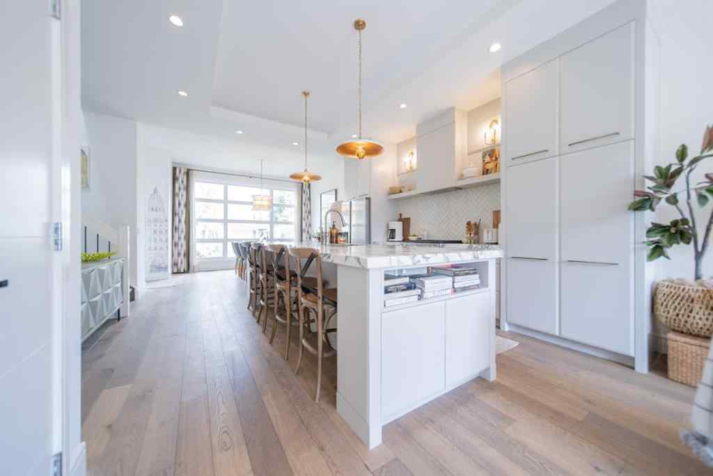 MLS® A2255819 - 3731 43 Street SW in Glenbrook Calgary, Residential
