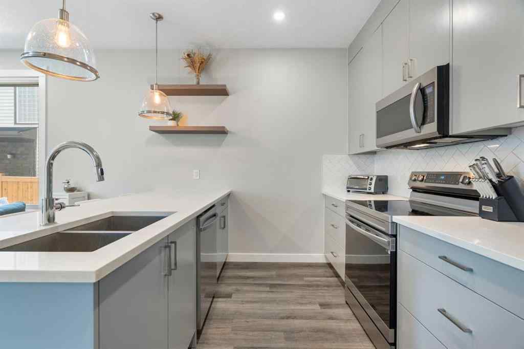 MLS® A2255878 - Unit #2 136 21 Avenue NE in Tuxedo Park Calgary, Residential