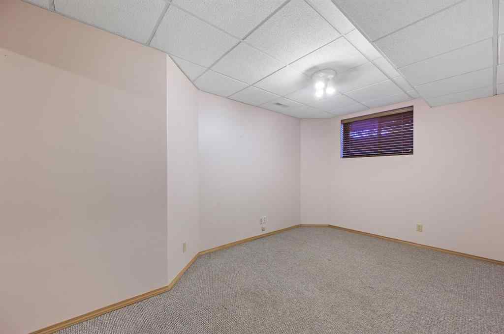 MLS® A2255881 - 7 Crestmont Drive SW in Crestmont Calgary, Residential