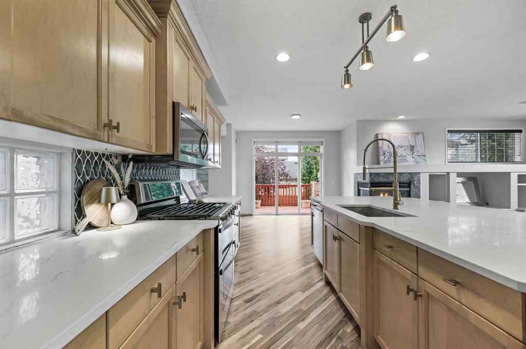 MLS® A2255881 - 7 Crestmont Drive SW in Crestmont Calgary, Residential