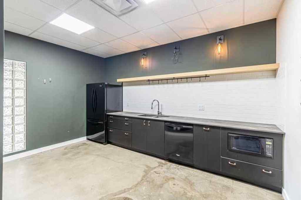 MLS® A2255903 - Unit #102 10820 24 Street SE in Shepard Industrial Calgary, Commercial